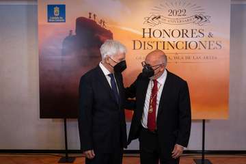 El Cabildo entrega sus honores y distinciones a 19 personas y entidades por su labor en favor de la sociedad grancanaria/TA.